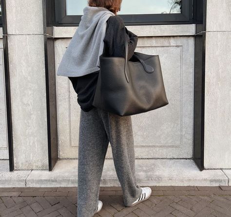 Every single one of my favorite influencers carries a black large tote bag Big Bags For Women Outfit, Big Tote Bag Outfit, Large Tote Bag Outfit, Black Tote Bag Outfit, Black Tote Outfit, Leather Tote Bag Outfit, Jeanette Madsen, Black Bag Outfit, Slouchy Tote Bag