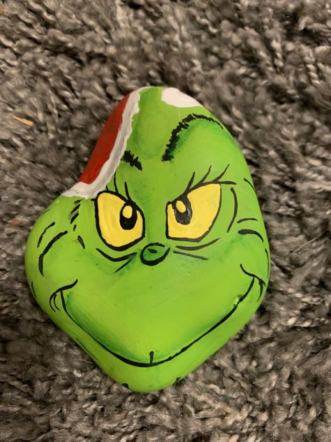 Grinch Rocks Painted, Christmas Painted Rocks Grinch, Painted Christmas Rocks Ideas, Grinch Rock Painting, Gnome Rock Painting, Grinch Painted Rocks, Christmas Rock Painting, Christmas Rocks, Chip Art