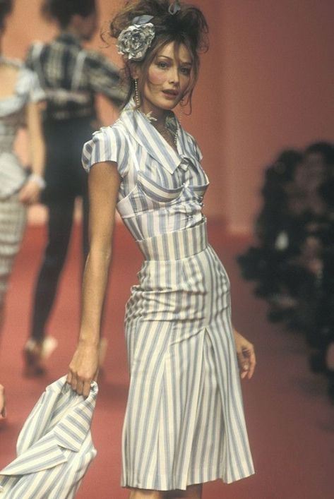 Nature Dresses, 90s Runway Fashion, Runway Fashion Couture, Vintage Runway, Runway Outfits, Carla Bruni, Gisele Bündchen, Model Aesthetic, Mode Vintage