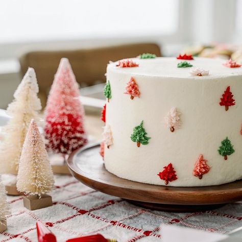 @jennycookies shared a photo on Instagram: “Spruce up your Christmas tablescape with the cutest mini cake! 🌲 Pre-order available now via link in profile.…” • Dec 2, 2021 at 3:14am UTC Christmas Birthday Smash Cake, Cute Christmas Cake Designs, Merry Birthday Cake, Christmas 1st Birthday Cake, Christmas Smash Cake 1st Birthdays, Mini Christmas Cakes Ideas, Christmas Bday Cake, Fall Mini Cakes Ideas, Christmas Cookie Cake Design