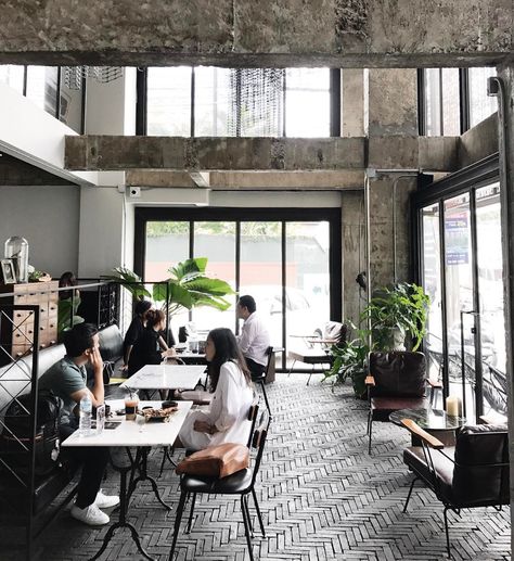 Cafe Concrete Interior, Brutalist Cafe Interior, Coffee Shop Aesthetic Industrial, Warehouse Cafe Industrial Style, Loft Cafe, Business Class Lounge, Reissue Cafe Tokyo, Industrial Cafe, Factory Interior