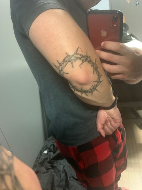 Traditional Crown Of Thorns Tattoo, Crown Of Thorns Tattoo Around Elbow, Tattoo Crown Of Thorns, Thorne Crown Tattoo, Thorns Elbow Tattoo, Thorns Around Knee Tattoo, Ring Of Thorns Tattoo, Thorn Circle Tattoo, Elbow Thorn Tattoo