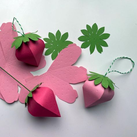 Paper Mobile Diy, Cricut Paper Projects, Strawberry Garland, Strawberry Cards, Strawberry Paper, Paper Strawberry, Paper Arts And Crafts, Strawberry Crafts, Conservation Activities