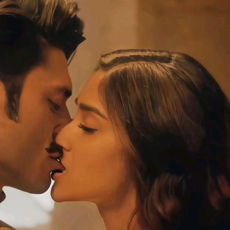 Actress Kiss, Kissing Scene, Ileana D Cruz, Image Couple, Romantic Couple Kissing, Romantic Kiss, Actress Without Makeup, Video X, Cute Couples Hugging