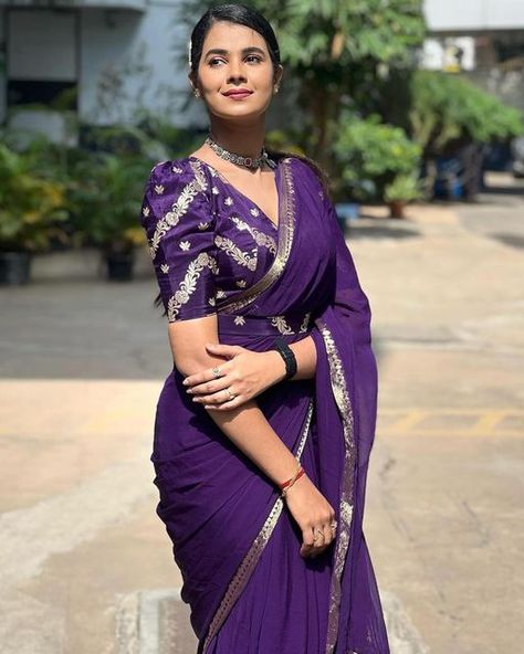 Purple Color Blouse Designs, Chiffon Saree Blouse Design, Blouses Saree, Legs Mehndi, Tassels Designs, Silk Saree Blouse Designs Patterns, Bags Purple, Pure Chiffon Sarees, Blouses Designs