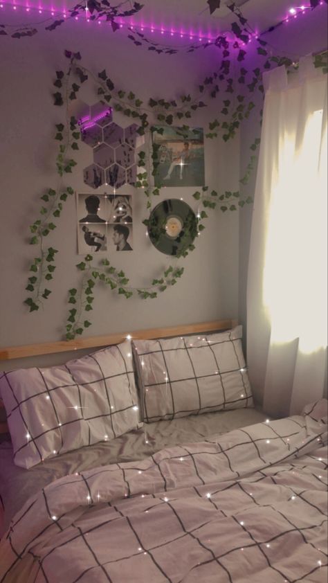 vines and photo wall Wall Decor With Lights And Pictures, Vine Aesthetic Room, Fake Vines Aesthetic, Vine Astethic Room, Wall Vine Ideas, How To Put Vines On Wall, Leaves With Lights On Wall, Vine Designs On Wall, Fake Vines Room Decor