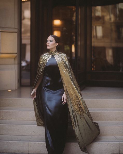 Mandy Moore wears a Ralph Lauren Collection satin gown and gold sequin cape from Spring 2019 to attend the #VogueParisFoundation Gala. #RLRedCarpet #RLCollection #RalphLauren Tznius Fashion, Sequin Cape, Express Fashion, Mandy Moore, Satin Gown, Ralph Lauren Collection, Cape Dress, Gold Sequin, Vogue Paris