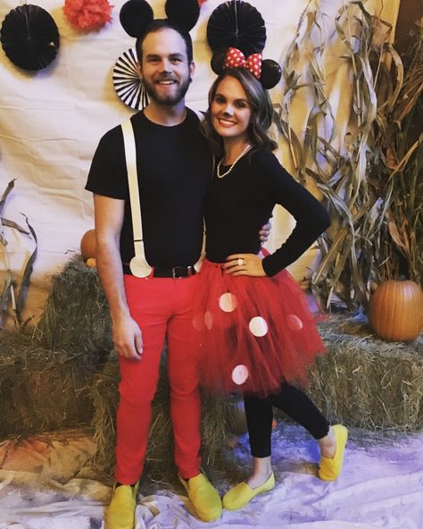 Mickey and Minnie Mouse Halloween couple costume Minnie Mouse Kostüm, Easy Diy Couples Costumes, Costumes Faciles, Disney Costumes Diy, Easy Couple Halloween Costumes, Easy Couples Costumes, Meme Costume, Cute Couples Costumes, Halloween Costumes Diy Couples