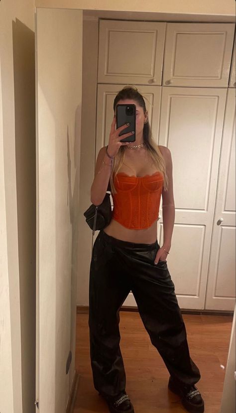 Orange Concert Outfit, Corset Outfit Party, Milipilis Outfit, Wide Leg Outfit, Corset Outfit, Fiesta Outfit, Urban Outfitters Clothes, Basic Outfits, Lookbook Outfits