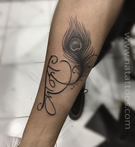 Kanha lord krishna tattoo with peacock feather. #krishnatattoo #natattoostudio #tattoo #lordkrishna #natattoostudio #delhitattooartist #kanhatattoo #feathertattoo #peacockfeathertattoo Kanha Tattoo Design, Morepankh Tattoo, Calligraphy Hindi, Feather Tattoo Black, Flute Tattoo, Planet Tattoo, Wrist Tattoos Girls, Tattoo Feather, Feather Peacock