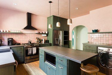 Terrace Cottage, Kitchen Color Trends, Green Kitchen Island, Kitchen Colour Combination, Clean Kitchen Cabinets, Two Tone Kitchen, Popular Kitchens, Green Cabinets, Classic Kitchens