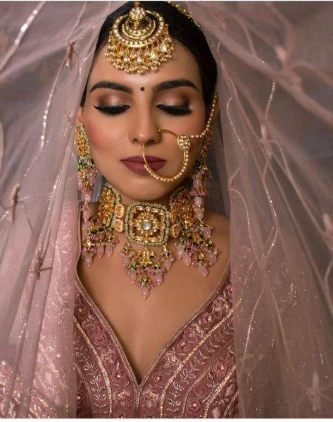 Desi Bridal Makeup, Pear Body Shape Fashion, Latest Bridal Makeup, Makeup Artist Course, Pakistani Makeup, Indian Wedding Makeup, Indian Bride Makeup, Bridal Makeup Images, Bridal Eye Makeup