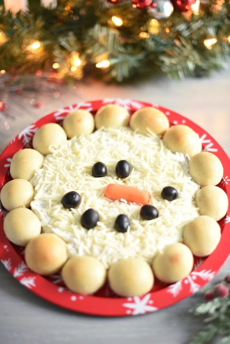 This holiday dip makes a great appetizer for holiday parties. It's easy to make and tastes amazing. Plus, it's a cute snowman! Holiday Dip Recipes, Christmas Party Dips, Dips And Appetizers, Holiday Dip, Holiday Dips, Christmas Dip, Frozen Dinner Rolls, Christmas Appetizers Easy, Christmas Appetizer