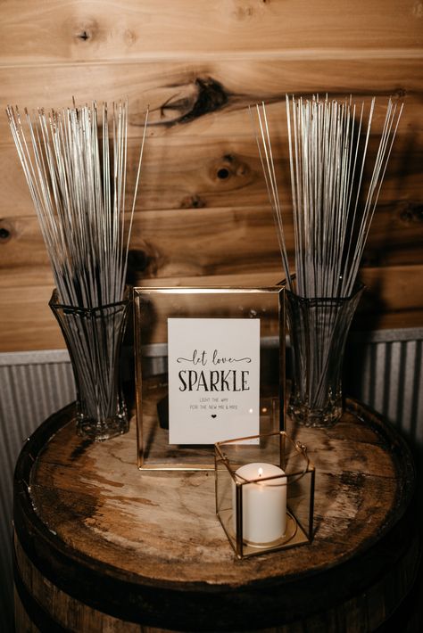 New Year Wedding Decorations, Easy Reception Decorations, Sparkler Bucket Wedding Ideas, Wedding Ideas Sparklers, New Years Wedding Decorations, Coolest Wedding Ideas, Rustic Nye Wedding, Cold Sparks Wedding, Wedding Sparklers Display Table