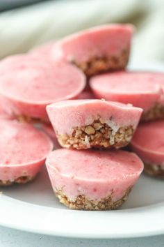 Skinny Frozen Strawberry Bites - Six Sisters' Stuff | These healthy, easy, 6 ingredient bites are a delicious combination of creamy, frozen, and just the right amount of crunch, with a pecan bottom. Your tastebuds are going to go crazy for this healthy snack! #sixsistersrecipes #sixsistersstuff #healthydessert #healthysnack Strawberry Bites, Grow Strawberries, Snack Sani, Menu Sarapan Sehat, Frozen Strawberry, Plats Healthy, Six Sisters Stuff, Frozen Snack, Summer Snacks