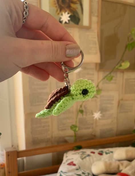 Turtle Crochet Keychain, Crochet And Beads Ideas, Crochet Small Keychain, Key Ring Crochet, Cute Crochet Keychain Ideas, Crochet Keychain Aesthetic, Crochet Key Ring, Crocheting Keychain, Crochet Ideas Keychain