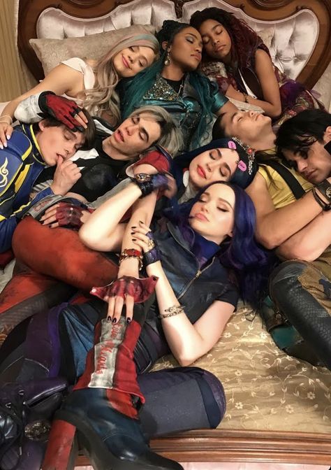 Disney Descendants Characters, Descendants Pictures, Disney Descendants Movie, Descendants Characters, Mal And Evie, Disney Channel Descendants, Old Disney Channel, Descendants Cast, Anne Mcclain