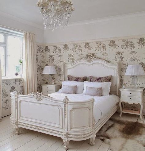 22 Classic French Decorating Ideas for Elegant Modern Bedrooms in Vintage Style French Bedroom Design, Elegant Modern Bedroom, Country Bedroom Design, French Country Decorating Bedroom, Country Bedroom Furniture, French Bedroom Decor, French Style Bedroom, Vintage Bedroom Furniture, Country Style Bedroom