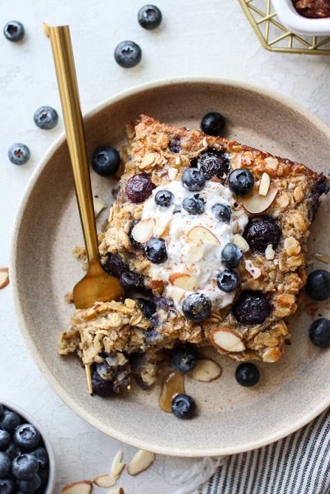 The best healthy breakfast recipe, this Healthy Blueberry Baked Oatmeal is bursting with fresh blueberries and warm cinnamon. Easy to make, this baked oatmeal is great for your weekend meal prep, cut into oatmeal bars for on-the-go breakfasts, or served for a brunch. Graduation Breakfast, Blueberry Baked Oatmeal, Paleo Breakfasts, Golo Recipes, Weekend Meal Prep, Clean Desserts, Simple Foods, Gold Fork, Real Food Dietitians