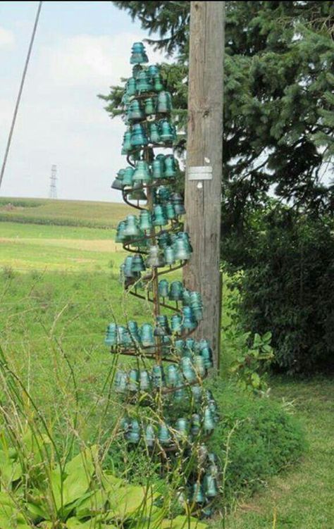 Insulator tree Glass Insulator Ideas Garden Art, Glass Insulator Ideas, Insulators Repurposed, Insulator Ideas, Electric Insulators, Bird Houses Diy, Glass Insulators, Ideas Garden, Bird Houses