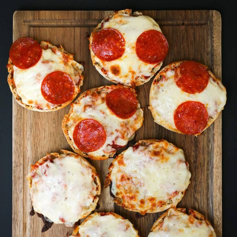 Pizza English Muffins, English Muffin Pizzas Recipe, English Muffin Pizza Oven, Pizza Recipes For Kids, English Muffin Recipe, Pizza Muffins Recipe, Kids Pizza Recipes, Weight Watchers Pizza, English Muffin Pizza