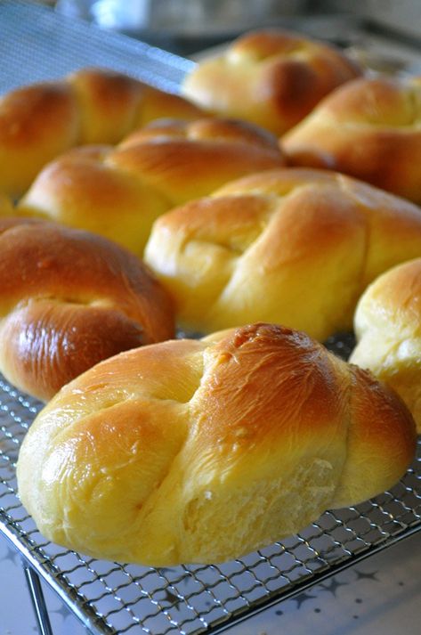 My Grandmother's Portuguese Sweet Bread Recipe - (farmgirlgourmet) Portuguese Sweet Bread, Baked Breads, Honey Bread, Pane Dolce, Bread Bun, Bread Recipes Sweet, Crumpets, Sweet Bread, Portuguese Recipes