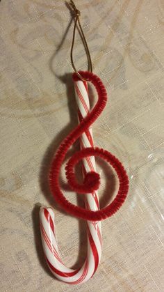 Christmas DIY: DIY Candy Cane Trebl DIY Candy Cane Treble Clef Ornament #christmasdiy #christmas #diy Diy Candy Cane, Candy Cane Crafts, Music Ornaments, Red And White Christmas, Music Crafts, Peony Pink, Music Teacher Gifts, Diy Teacher Gifts, Cadeau Diy