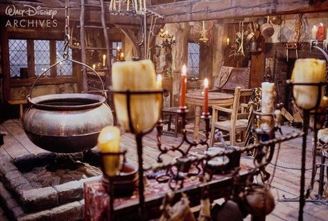 Hocus Pocus Scene, Sanderson House Hocus Pocus, Sanderson Sister Aesthetic, Hocus Pocus Cottage, Sanderson Sisters House Hocus Pocus, Hocus Pocus Sanderson House, Hocus Pocus House Decorations, Hocus Pocus Dollhouse, Hocus Pocus House Interior