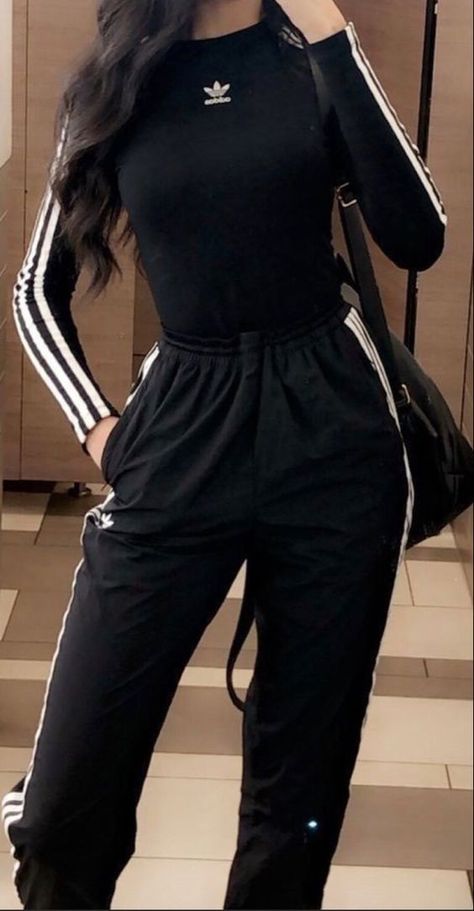 casual Gym Outfits For Women Korean, Sport Training Outfit, Trendy Gym Outfits For Women, Gym Modest Outfit, Gym Outfit Modest, Classy Gym Outfits, Outfit Gym Mujer, Modest Workout Outfits, Modest Sporty Outfits