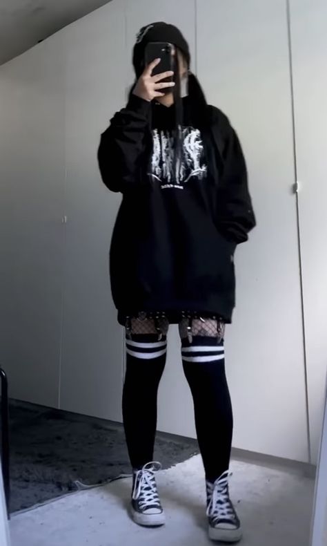 Egirl Outfits Ideas Teenage, Athletic Alt Outfits, Oversized Hoodie Outfit Grunge, Comfy Egirl Outfits, Leggings Alternative Outfit, Lazy Edgy Outfits, Casual Oversized Outfits For Women, Female Emo Outfits, Alt Hoodie Outfit