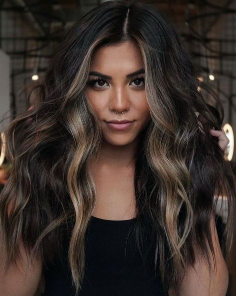 Brown Hair With Face Framing Highlights Brown Hair Color Shades, Brown Hair Shades, Dark Brunette Hair, Brown Hair Looks, Brown Hair Inspo, Brunette Hair With Highlights, Money Piece, Chocolate Brown Hair, Dark Hair With Highlights