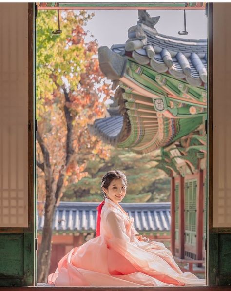 Seoul Photoshoot, Hanbok Photoshoot, Korea Cafe, Hanbok Wedding, Korean Photography, South Korea Photography, Korean Photoshoot, Seoul Korea Travel, Travel Pose