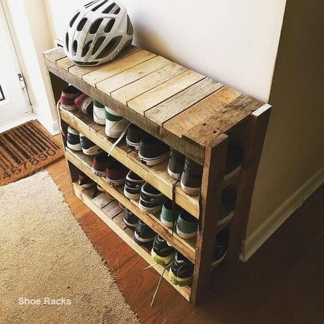 Shoe Rack Out Of Pallets, Rak Sepatu Diy, Make A Shoe Rack, Diy Shoe Rack Ideas, Industrial Shoe Rack, Pallet Shoe Rack, Vstupná Hala, Wooden Shoe Rack, Wood Shoe Rack