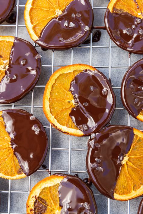 It's SO easy to make dried orange slices! Give as a gift, dip into chocolate and snack on them, flavour food & drinks and much more. In fact you can dehydrate any citrus slices you like, WITHOUT a dehydrator.