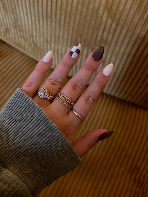 Nail design inspo. Brown and white checkered nails. Acrylic Nails Ring Finger Design, Brown Checkered Nails, Nail Picking, Checkered Nails, Ring Finger Nails, Abstract Nail, Brown Checkered, Abstract Nail Art, Short Acrylic