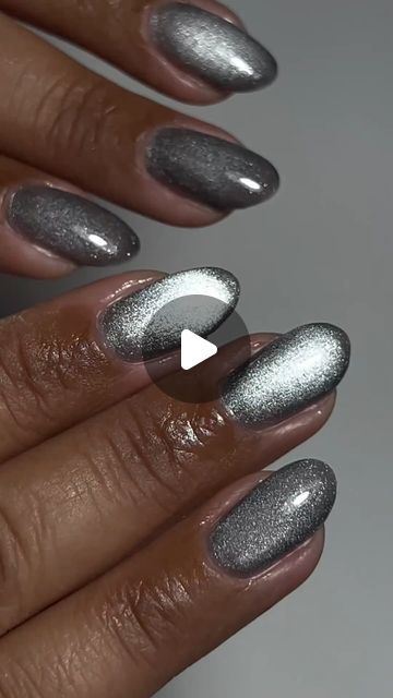 @lameufquifaitlesongles on Instagram: "Cat eyes 🖤 #cateyes #cateyesnails #nails #nailsnailsnails #nailart #nail #geldesign #gelnails #christmasnails" Gray Cat Eye Nails, Nailart Cateye, Silver Cat Eye Nails, Cats Eye Nails Design, Cateye Nailart, Cateyes Nails, Nails Cat Eye, December Nails, Gel Designs