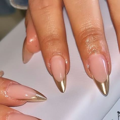 𝘕 𝘈 𝘐 𝘓𝘚. on Instagram: "✨ gold frenchies" French Styles Nails, Gold Top Nails, French With Gold Tips, Gold Style Nails, Nails To Match A Gold Dress, Gold Crome Nails French Almond, Gold Nails Extra, Chrome Gold French Tip Nails, Gold French Toes