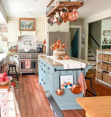 Kitchen With Farmhouse Sink, Vintage Farmhouse Bathroom, Painted Island, Bathroom Vintage, Fall Kitchen Decor, Vintage Farmhouse Style, Vintage Farmhouse Decor, Vintage Farmhouse Kitchen, Fall Kitchen