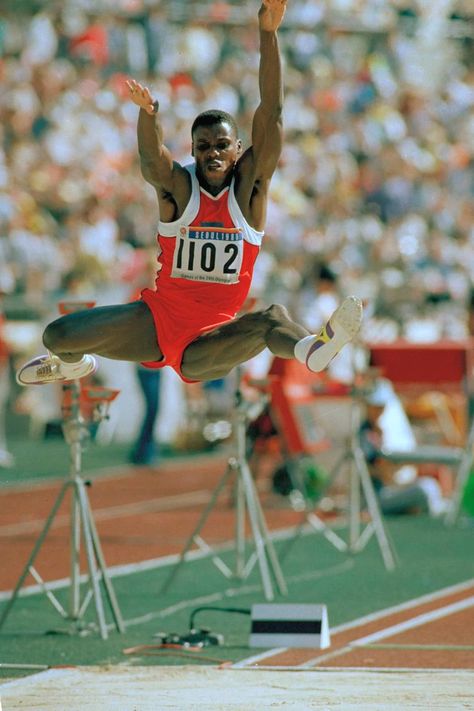 Carl Lewis (USA) 🥇 100 metres 🥇 Long jump 🥈 200 metres 🥇 4x100 metres relay • Seoul 1988 Olympics Carl Lewis, Long Jump, Olympic Athletes, Olympic Sports, Summer Olympics, Action Poses, Vintage Sports, Olympic Games, Sports Team