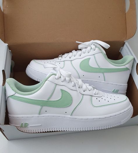 These Sage green Nike Air Force ones are popular with many people! This design is easy to combine and is therefore one of our bestselling sneakers 💚 Each pair is made to order. Make sure you are sure of your size before ordering. The sneakers are made especially for you and it is therefore not possible to cancel, exchange or return the order. All our sneakers are hand painted and a lot of love goes into every pair. Therefore, be careful when carrying. We use professional leather products, which Custom Nike Air Force 1, Nike Shoes Women Fashion, Custom Nike Air Force, Pretty Sneakers, Colorful Sneakers, Nike Fashion Shoes, Preppy Shoes, Pretty Shoes Sneakers, All Nike Shoes