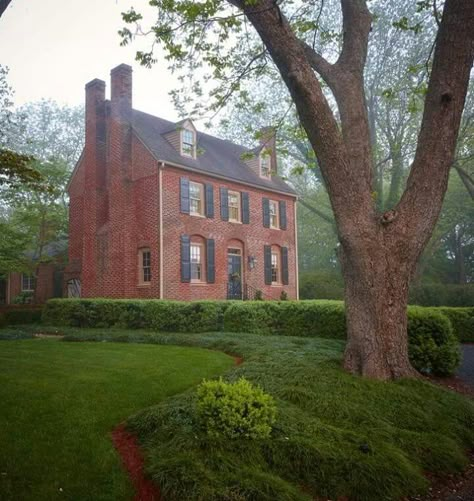 Crooked House, Old Stone Houses, Colonial Homes, Red Brick House, Casas The Sims 4, Casas Coloniales, Salt Box, Colonial Home, This Old House