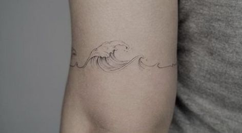 Tatuagem Percy Jackson, Tropisches Tattoo, Percy Jackson Tattoo, On Tattoo, Wave Tattoo, Circle Tattoos, Anklet Tattoos, Small Tattoo Ideas, Modern Tattoos