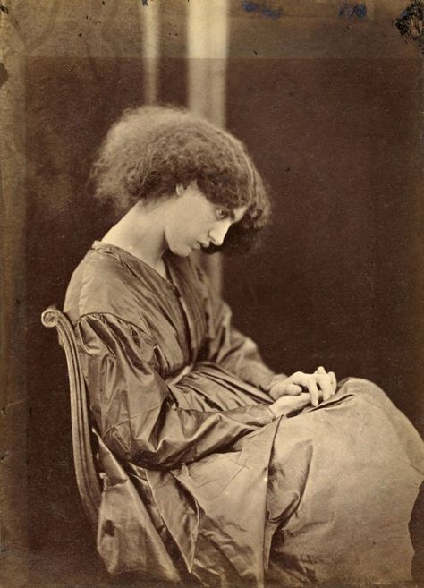 Jane Morris (née Jane Burden, 19 October 1839 – 26 January 1914) was an English artists' model who embodied the Pre-Raphaelite ideal of beauty. She was a model and muse to the artists William Morris, whom she married, and Dante Gabriel Rossetti. Tela, Jane Morris, Pre Raphaelite Paintings, Gabriel Rossetti, Julia Margaret Cameron, Pre Raphaelite Brotherhood, Pre Raphaelite Art, Dante Gabriel Rossetti, John Everett Millais