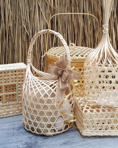 Woven basket gift Woven Gift Basket, Bamboo Gift Box Ideas, Gift Basket For Wedding, Orchid Basket, Basket For Wedding, Box Gift Packing, Fruit Flower Basket, Gifts Hamper, Handmade Hamper