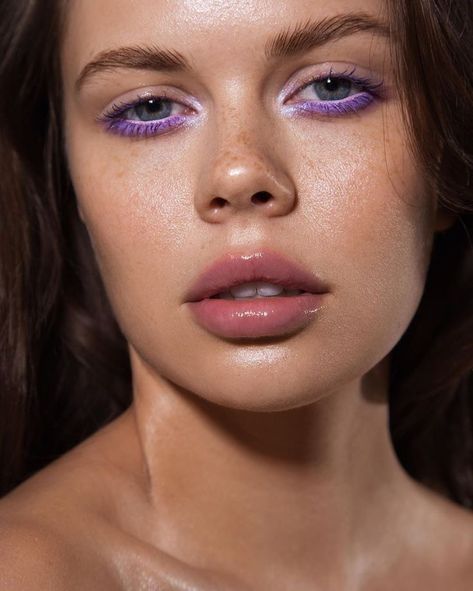 Purple Eyeliner Looks, Violet Eyeliner, Purple Makeup Ideas, Lavanda Color, Violet Makeup, Editorial Make-up, Lavender Makeup, Inspo Wallpaper, Purple Eyeliner