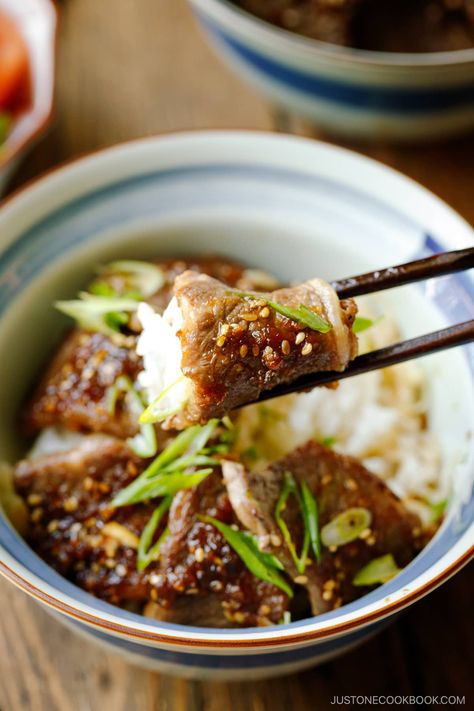 Yakiniku Don is a Japanese BBQ Beef Bowl made with pan-grilled beef coated in a sweet and savory sauce served over a bed of steamed rice. Keep my Homemade Yakiniku Sauce all times in the refrigerator so you can put this dish together in 5 minutes! It's a perfect weeknight meal! Yakiniku Sauce, Japanese Beef Bowl Recipe, Yakiniku At Home, Japanese Beef Gyudon, Japanese Bbq Steak, Donburi Recipe, Japanese Beef Bowl Gyudon, Marbled Meat, Boneless Beef Short Ribs