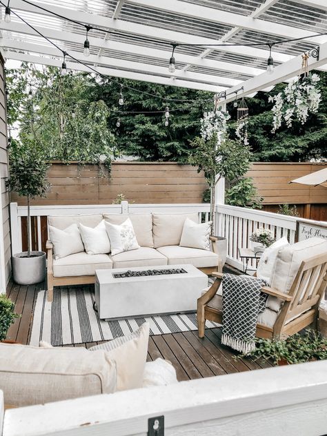 Outdoor Porch And Patio Ideas, Patio With Daybed Ideas, Small Backyard Ideas With Deck, Cement Patio Ideas Decor, Sundeck Decorating Ideas, Backyard Pergola Ideas Patio Design Small Yards, Small Yard Entertaining Ideas, Back Deck Oasis, Small Yard Decor