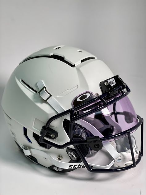 F7 Helmet, Schutt F7, Football Aesthetics, Football Training Kit, Cool Football Helmets, Football Helmet Accessories, Football Helmet Design, College Football Uniforms, Oakley Prizm