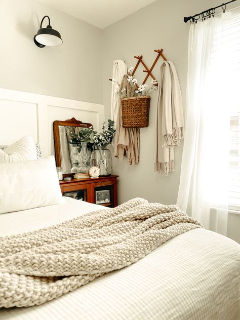 Spring Guest Bedroom, Antique Spare Bedroom Ideas, Master Bedrooms Cottagecore, Cozy Cottage Wall Decor, Cottage Core House Interior Bedroom, Simple Cottage Bedroom, Vintage Spare Bedroom Ideas, Cozy Antique Bedroom, Cottage Core Guest Bedroom