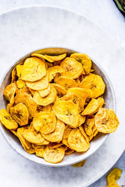 air fryer plantain chips recipe image Onam Sadhya, Healthy Homemade Snacks, Plantain Recipes, Chicken And Chips, Fantastic Recipes, Multi Cooker, Plantain Chips, Healthy Snacking, Easy Appetizers